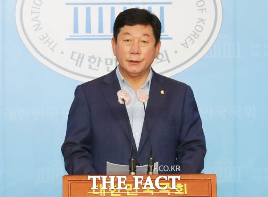 최근 박재호 더불어민주당 의원 SNS에 성인 동영상이 게시됐다가 삭제돼 논란이 일고 있는 가운데 국민의힘이 "부끄러운 해외토픽감"이라고 비판했다. 박 의원이 지난달 20일 국회 소통관에서 다중사기범죄 피해방지법 발의 기자회견을 하는 모습. /뉴시스