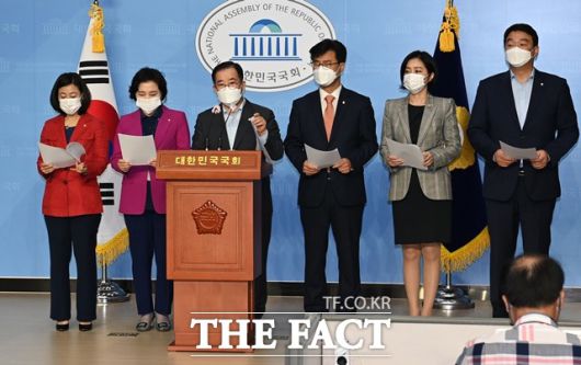 박성중 의원 등 국회 과학기술정보방송통신위원회 소속 국민의힘 의원들이 9일 오전 국회 소통관에서 기자회견을 열고 윤영찬 의원의 과방위 사보임 및 의원직 사퇴를 촉구하고 있다. /뉴시스