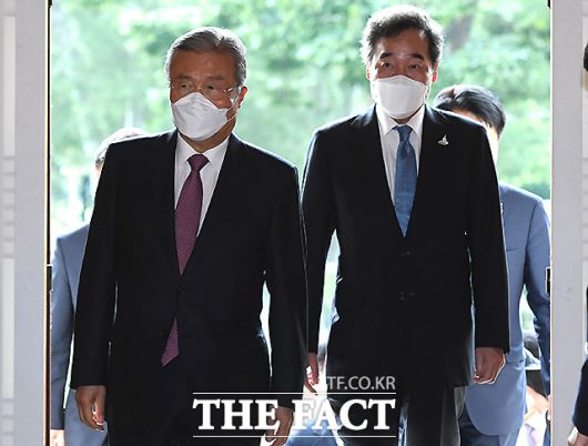 10일 박병석 국회의장 주최 교섭단체 정당대표 오찬 간담회에 참석하는 김종인(왼쪽) 국민의힘 비상대책위원장과 이 낙연대표. /이새롬 기자