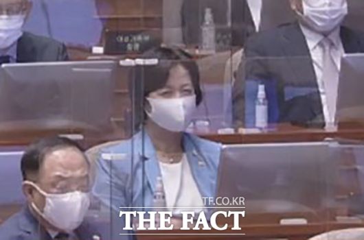 지난 8일 주호영 국민의힘 원내대표의 교섭단체대표연설을 들으며 미소 짓는 추미애 장관. / 국회방송