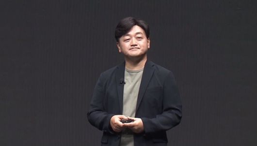 카카오엔터프라이즈는 16일부터 카카오워크 무료 버전을 프리뷰로 우선 공개한다. 사진은 백상엽 카카오엔터프라이즈 대표의 모습. /카카오 간담회 갈무리