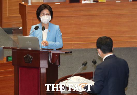 국회는 14~17일까지 나흘간 진행된 대정부질문은 추미애 법무부 장관의 아들 휴가 문제로 시작해 추 장관 아들 문제로 끝났다. 17일 대정부질문 마지막 날에도 야당은 추 장관을 계속 불러 세웠다. /국회=남윤호 기자