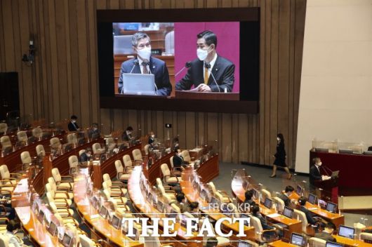 지난 15일 열린 외교·통일·안보 분야 대정부질문에선 정경두 국방부 장관이 질문 세례를 받았다. 이날 군 장성 출신인 신 의원은 추 장관 관련 의혹에 "문제 없다"고 답한 국방부를 거세게 비판하기도 했다. /이새롬 기자