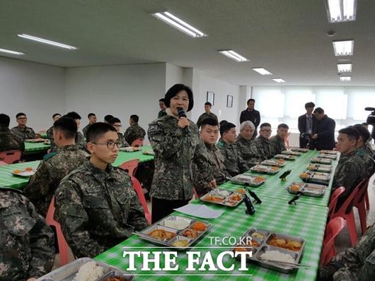 추미애 법무부 장관이 더불어민주당 당 대표 시절인 2017년 1월 3일 충남 논산에서 사용한 정치자금이 정치자금법 위반 논란을 일으키고 있다. 추 장관은 당일(사진) 경기 파주의 한 부대에 있었지만, 정치자금 사용 내역에 '의원간담회'로 기록했기 때문이다. /추미애 장관 페이스북 갈무리