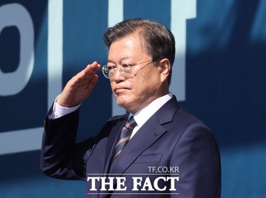 문재인 대통령이 25일 오전 경기도 이천시 육군 특수전사령부에서 열린 제72주년 국군의 날 기념식에 참석, 장병들의 경례를 받고 있다. /청와대 제공