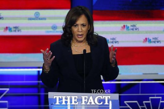 카멀라 해리스 부통령 후보도 러닝메이트인 조 바이든 후보처럼 '불륜 의혹'에 휩싸이기도 했다. 해리스 후보가 지난해 6월 민주당 토론회에서 연설을 하고 있는 모습. /AP.뉴시스