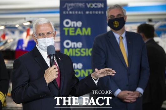 '펜스룰'은 마이크 펜스(왼쪾) 미국 부통령이 하원의원 시절이던 2002년 인터뷰에서 "아내를 제외한 여성과 단둘이 식사를 하지 않고, 아내 없이는 술자리에 가지 않는다"고 밝힌 데서 유래했다. 지난 4월 제너럴 모터스(GM) 인공호흡기 생산 라인을 방문해 발언하는 펜스 부통령. /AP.뉴시스