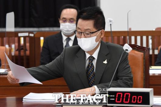 지난달 22일 국회에서 열린 정보위원회 전체회의에 출석해 서류를 살펴보는 박 원장. /남윤호 기자