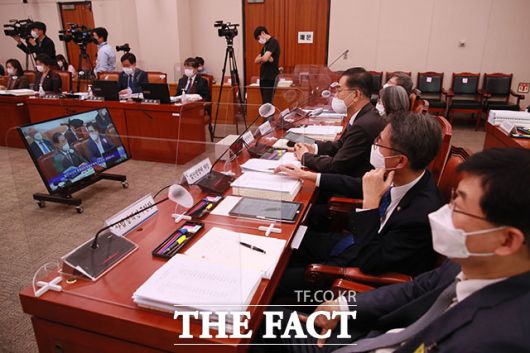 조재연 법원행정처장이 7일 오전 서울 여의도 국회에서 열린 법제사법위원회의 대법원에 대한 국정감사에서 의원들의 질의에 답변하고 있다. /뉴시스