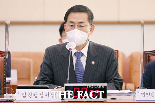 조재연 법원행정처장이 7일 오전 서울 여의도 국회 법제사법위원회에서 열린 국정감사에서 의원들의 질의에 답변하고 있다. /뉴시스