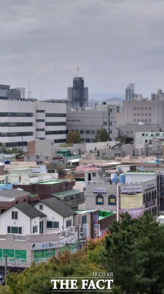울산 남구 달동 주상복합아파트 삼환아르누보에서 화재가 발생한 가운데 13시간이 지난 9일 낮 12시쯤 큰 불길이 잡혀 있다. /독자 제공