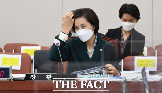 2020 국정감사 첫날이었던 지난 7일 국회에서 열린 교육위원회 교육부·국사편찬위원회 등에 대한 국감에 유은혜 교육부 장관이 출석해 머리를 쓸어넘기고 있다. /이새롬 기자