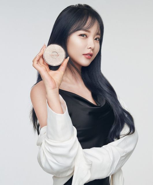 '홍샷 머랭커버'는 홍샷1 파운데이션에서 한 단계 업그레이드된 제품으로, 홍진영이 앞서 시즌1에서 한 차례 완판 성공을 이끈 제이원코스메틱과 손잡고 탄생시켰다. /아이엠에이치엔터테인먼트 제공