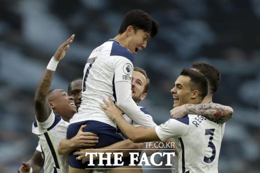 '잘한다 손흥민!' 토트넘 손흥민이 19일 웨스트햄과 EPL5라운드에서 전반 45초 만에 선제골을 기록하자 도움을 준 해리 케인이 들어올리며 축하해주고 있다./런던=AP.뉴시스