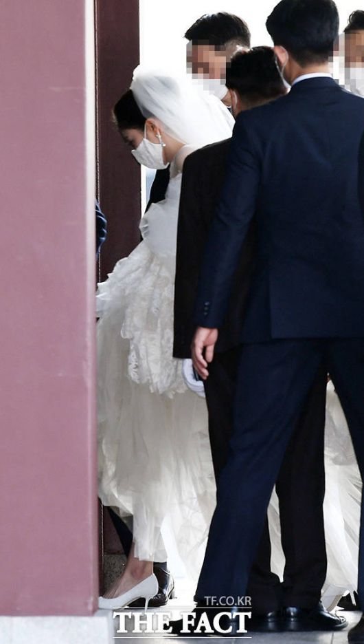 약혼식에서 지방시 드레스를 입어 화제를 모은 서민정 씨는 결혼식에서 A라인 드레스를 선택했다. /임영무 기자