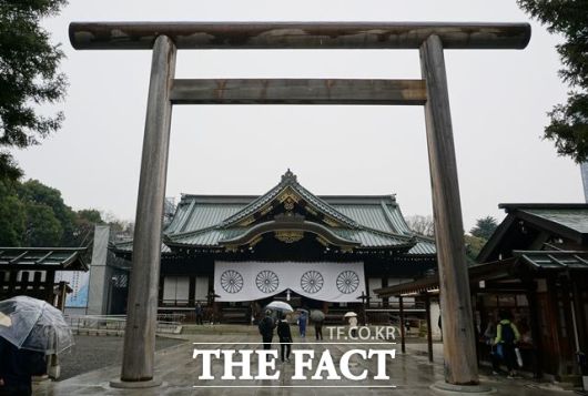 외교부는 이에 대해 논평을 내고 "일본의 과거 침략전쟁을 미화하고 전쟁범죄자를 합사한 야스쿠니신사에 일본 정부 및 의회 지도자들이 또다시 공물을 봉납한 데 깊은 유감을 표한다"고 밝혔다. 사진은 야스쿠니 신사의 모습. /서경덕 교수 제공