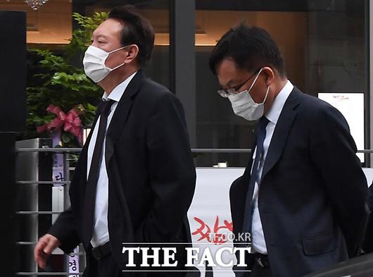 국감에 출석한 조남관 대검찰청 차장검사(오른쪽)와 동행.