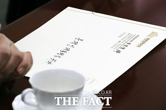 26일 오전 국회 의원회관 주호영 원내대표 사무실을 찾은 최재성 정무수석 옆 자리에 주 원내대표로부터 건네받은 '다시 대통령에게 드리는 10가지 질문'이라고 써진 서신을 넣은 서류봉투가 놓여있다. /이새롬 기자