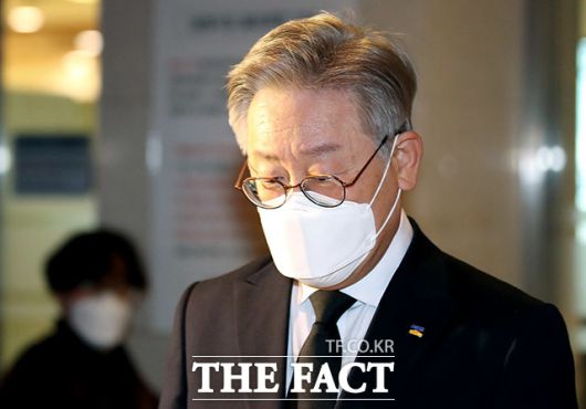 이재명 경기도지사가 25일 조문을 마친 뒤 장례식장을 빠져나오고 있다. /이덕인 기자