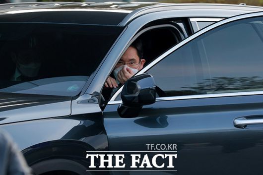 이재용 삼성전자 부회장이 25일 오후 장례식장에 도착하고 있다. /이덕인 기자