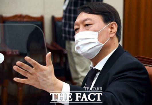 윤석열 검찰총장이 22일 국회에서 열린 법제사법위원회 대검찰청 국정감사에서 질의에 답변하고 있다. /이새롬 기자