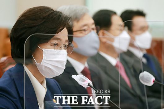 추미애 법무부 장관이 26일 오후 서울 여의도 국회에서 열린 법제사법위원회의 법무부, 대법원, 감사원, 헌법재판소, 법제처 종합감사에서 질의에 답하고 있다. /이새롬 기자