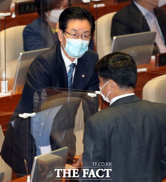 29일 정 의원은 체포동의안 표결 전 신상발언에서 "검찰의 체포영장 청구서와 국회에 상정된 체포동의안은 중대한 사전 변경이 발생했다"며 부당함을 주장했다. 지난 28일 '문재인 대통령 2021년 예산안에 대한 시정연설'에 참석한 정 의원. /이새롬 기자