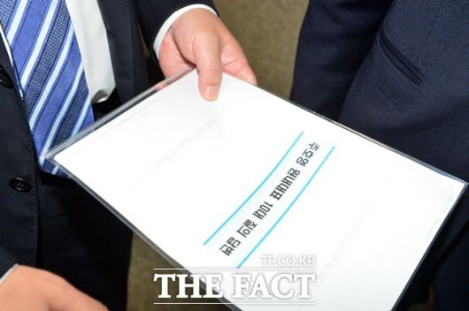 지난 26일 주호영 국민의힘 원내대표의 의원실을 방문해 면담을 마친 최재성 청와대 정무수석이 국회 본관 민주당 대표실 앞에서 '주호영 원내대표 10대 질의 답변서'를 들고 있다. 최 수석은 이 문건을 주 원내대표 면담 자리에는 갖고 가지 않았다가 민주당 사무실 근처에서 사진기자에게 공개했다. /사진공동취재단