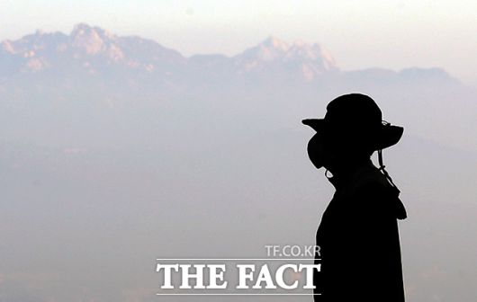 110일만에 초미세먼지 농도가 나쁨 수준을 보이는 20일 오전 서울 용산구 남산공원에서 바라본 서울 시내가 뿌옇게 보이고 있다. /뉴시스