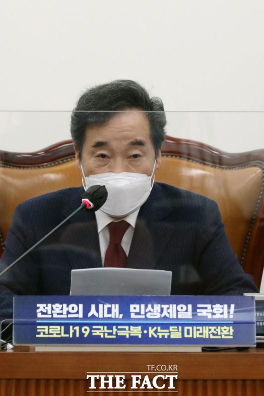 이낙연 민주당 대표는 지난 29일 "오히려 후보 공천을 통해 시민의 심판을 받는 것이 책임 있는 공당의 도리"라며 보궐선거 후보 공천 방침을 굳혔다. 이날 열린 의원총회를 주재하는 이 대표. /이새롬 기자