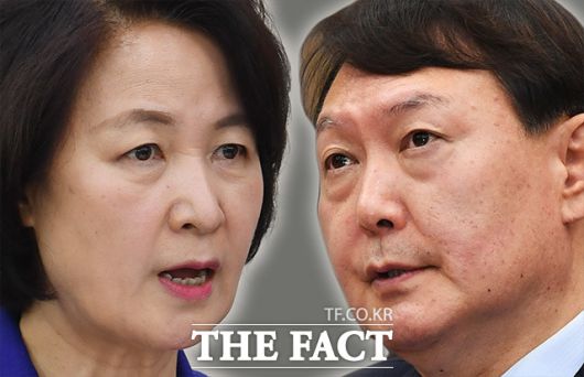 추미애 법무부 장관(왼쪽)과 윤석열 검찰총장이 본격적인 치킨게임을 펼치고 있다. 이들 고위공직자들의 충돌은 정치권까지 가세하면서 후폭풍을 가늠할 수 없다./더팩트 DB