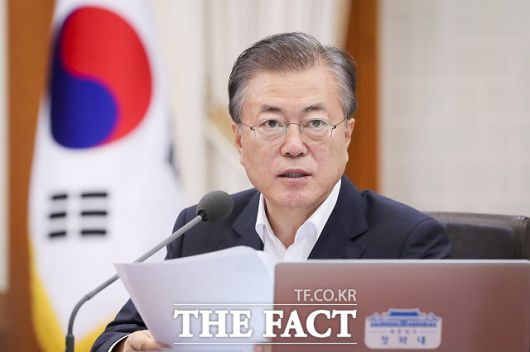 문재인 대통령이 이르면 12일 바이든 미국 당선자와 통화를 위해 시간을 조율하고 있다고 청와대가 11일 밝혔다. /청와대 제공