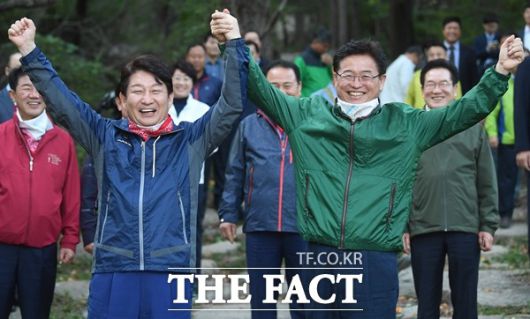 권영진 대구시장과 이철우 경북도지사는 17일 공동성명서를 내 김해신공항 건설사업을 반드시 추진해야 한다고 강조했다. /더팩트DB