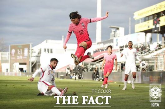 카타르의 거친 수비를 피하고 있는 미드필더 이재성./KFA 제공