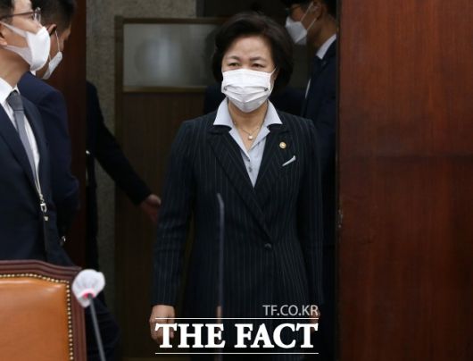 추미애 법무부 장관이 지난 13일 국회에서 열린 공수처장 후보 추천위원회 2차 회의에 참석하고 있다. /국회=남윤호 기자(현장풀)