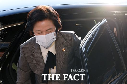 추미애 법무부 장관이 윤석열 검찰총장에 직무집행 정지 명령을 내린 가운데 양측의 시민단체 고발이 이어지고 있다. /남용희 기자