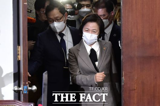 민주당이 국정조사를 강행할 경우 내년 보궐선거에도 영향을 미칠 것으로 관측된다. 25일 서울 여의도 국회 본관 220호에서 열린 공수처장후보자추천위원회 회의에 참석한 추 장관. /남윤호 기자