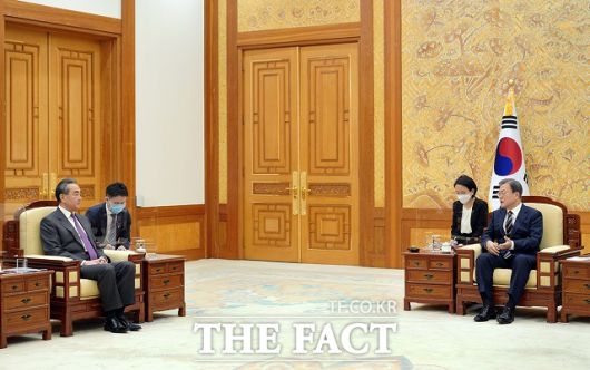 문재인 대통령이 26일 오후 청와대 본관 접견실에서 왕이 중국 국무위원 겸 외교부장을 접견하고 있다. /청와대 제공