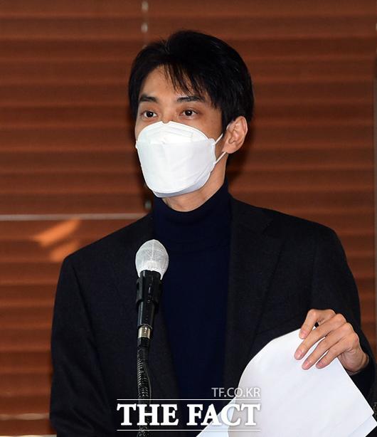 유승현 한양대학교 언론정보대학원 교수가 '디지털 미디어 자율 공시 연구' 발표를 하고 있다.