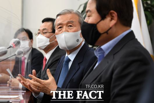 야당은 추미애 법무부 장관 국정조사 맞불을 요구하며 강하게 반발하고 있다. 25일 추 장관의 검찰총장에 대한 징계 청구와 관련, 긴급기자회견을 연 국민의힘 김종인 비상대책위원장(오른쪽에서 두 번째) /국회=남윤호 기자