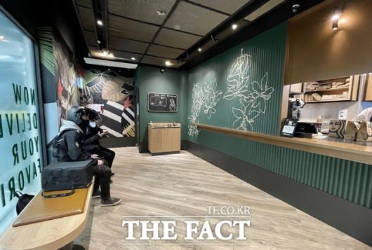 스타벅스 역삼이마트점에는 고객 체류 기간이 없이 라이더 대기석과 음료 제조 및 푸드 보관 공간만 있다. 사진은 27일 바로고 라이더가 배달 상품을 받기 위해 기다리고 있는 모습. /역삼=이민주 기자