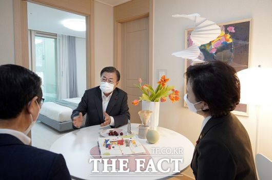 문재인(가운데) 대통령이 11일 오전 경기 화성시 LH 임대주택 단층 세대를 둘러보며 김현미(오른쪽) 국토교통부 장관과 국토교통부 장관 후보자인 변창흠 LH 사장과 대화하고 있다. /청와대 제공