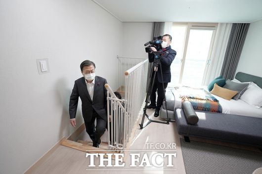 문재인 대통령이 11일 오전 경기 화성시 LH 임대주택 100만호 기념단지인 동탄 공공임대주택에서 살고 싶은 임대주택 현장점검에 나서 복층 세대를 둘러보고 있다. /청와대 제공