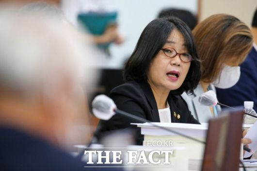 '노마스크 와인모임' 논란을 낳고 있는 더불어민주당 윤미향 의원에 대해 비판의 목소리를 보내고 있다. 사진은 윤미향 의원이 지난 8월 서울 여의도 국회에서 열린환경노동위원회 전체회의에서 질의하고 있는 모습. /남윤호 기자