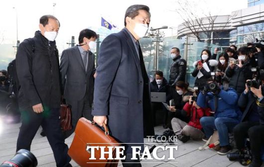 윤석열 검찰총장에 대한 정직 2개월 처분에 대한 집행정지 심문기일이 열린 22일 오후 윤석열 총장측 법률대리인 이석웅(오른쪽부터), 손경식, 이완규 변호사가 서울 서초구 서울행정법원으로 들어서고 있다. 2020.12.22. /뉴시스