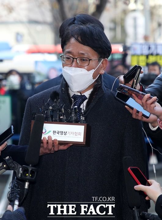 이옥형 변호사(법무부 측 법률대리인)가 24일 오후 서울 서초구 서울행정법원에서 열린 윤석열 검찰총장에 대한 정직 처분 집행정지 재판 2차 심문에 출석하고 있다./뉴시스