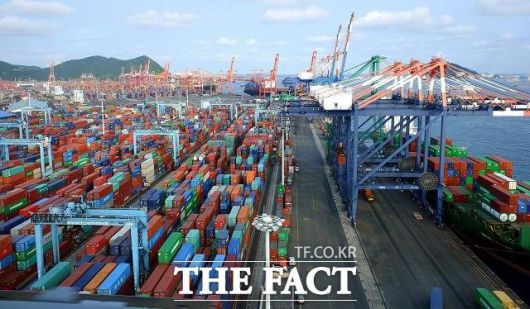 정부는 올해 경제성장률 전망치를 3.2%로 내놨다. 한국은행도 올해 중반쯤 코로나 사태가 진정된다면 경제성장률은 3.0%가 될 것으로 예측했다. /임세준 기자