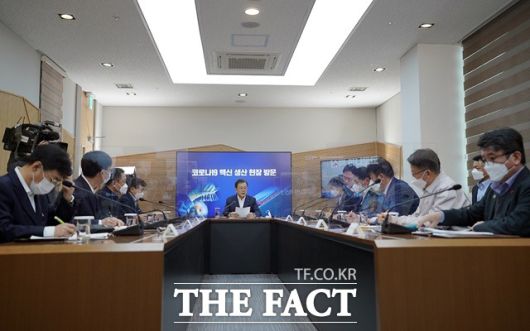 문 대통령이 20일 오전 경북 안동시 SK바이오사이언스 공장에서 열린 '코로나19 백신 기업 영상 간담회'에 참석해 발언하고 있다. /청와대 제공