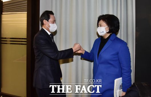 같은날 오전 여권의 유력 서울시장 후보인 우상호 더불어민주당 의원(왼쪽)과 박영선 전 중소벤처기업부 장관.