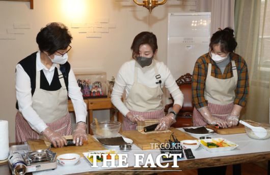 간담회 직후 여성일자리 현장 체험프로그램에 참여해 김밥을 말고 있는 나경원 전 의원.